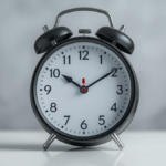 Relógio analógico marcando 10:10 em fundo neutro