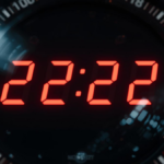 Relógio digital marcando 22:22 em ambiente com iluminação suave