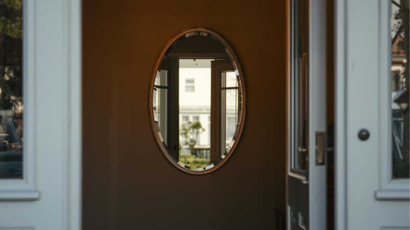 Espelho na entrada da porta: significado e reflexões simbólicas