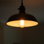 Lâmpada acesa em ambiente doméstico com variação de luz sugerindo piscadas