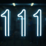 Número 111 em neon branco brilhando em ambiente escuro com atmosfera introspectiva