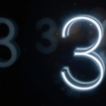 Número 3 iluminado com múltiplas repetições suaves ao fundo em cenário escuro e contemplativo