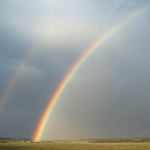 arco-íris no céu após chuva com cores suaves representando renovação e ciclos