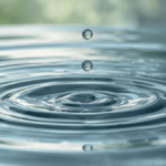 ondas circulares na água após queda de gota formando círculos em ambiente calmo