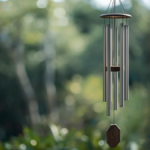 Sino dos ventos pendurado em ambiente externo com leve movimento