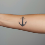 Tatuagem de âncora no antebraço com detalhes nítidos e iluminação suave.